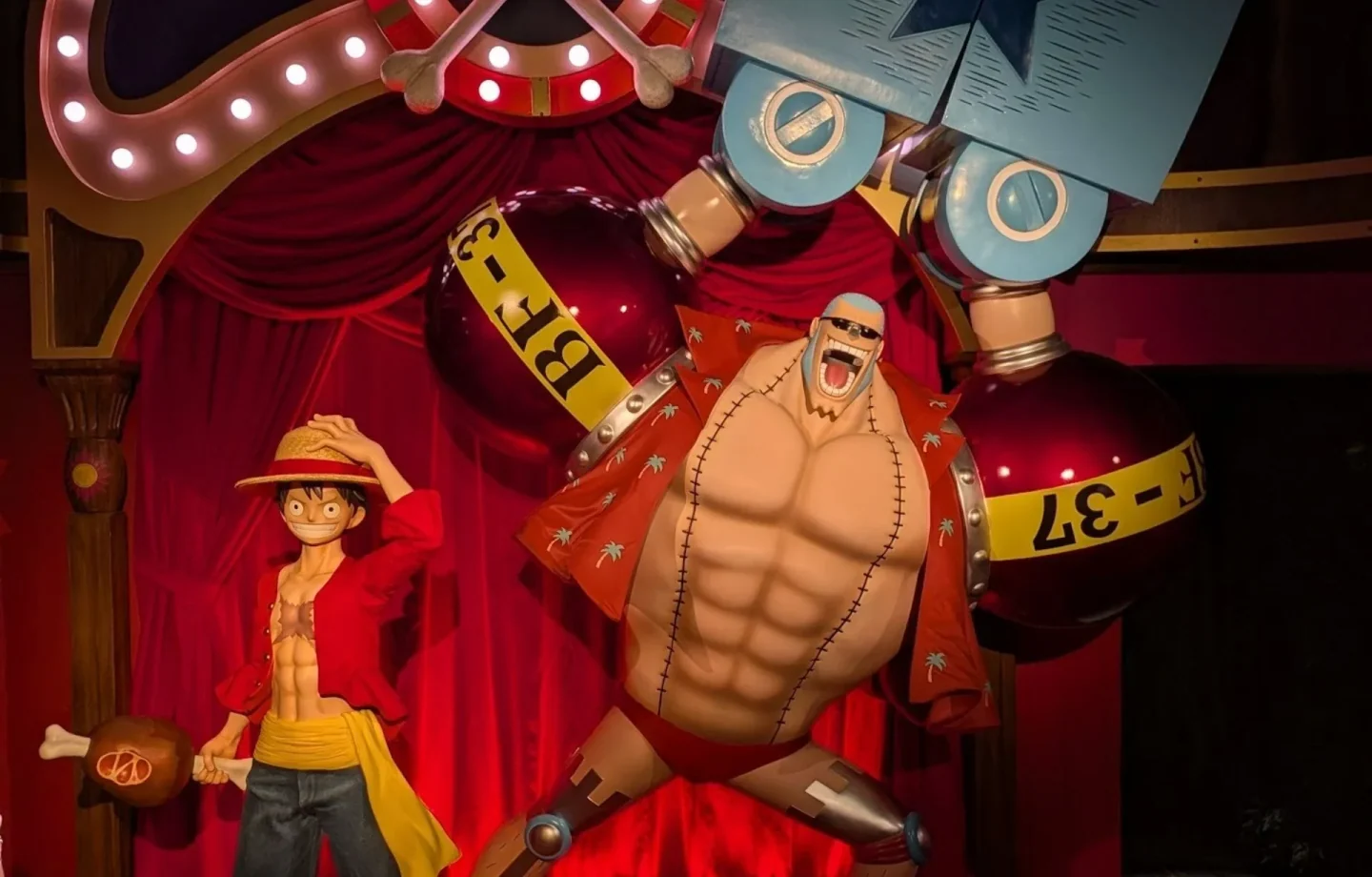 One Piece au Musée Grévin — Luffy et l'équipage du Chapeau de Paille à Paris